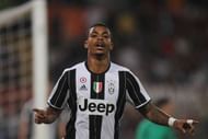ROME, ITALY - MAY 14:  Mario Lemina of Juventus FC celebrates after scoring the opening goal during the Serie A match between AS Roma and Juventus FC at Stadio Olimpico on May 14, 2017 in Rome, Italy.  (Photo by Paolo Bruno/Getty Images )